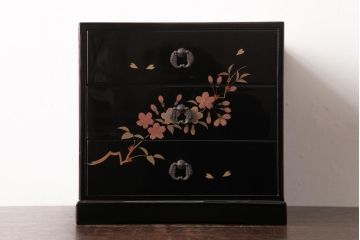 アンティーク家具　漆塗り　三ツ引　桜が侘び寂を感じさせる小引き出し(小物入れ、卓上収納)