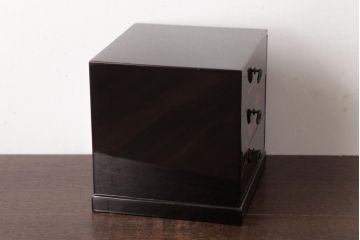 アンティーク家具　漆塗り　三ツ引　桜が侘び寂を感じさせる小引き出し(小物入れ、卓上収納)