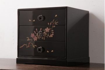 アンティーク家具　漆塗り　三ツ引　桜が侘び寂を感じさせる小引き出し(小物入れ、卓上収納)