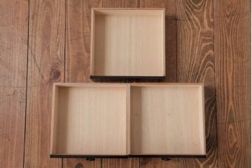 アンティーク家具　漆塗り　三ツ引　桜が侘び寂を感じさせる小引き出し(小物入れ、卓上収納)