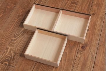 アンティーク家具　漆塗り　三ツ引　桜が侘び寂を感じさせる小引き出し(小物入れ、卓上収納)