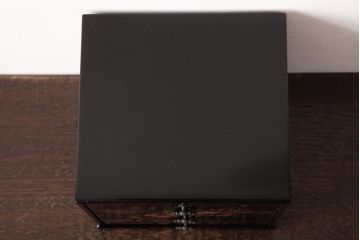 アンティーク家具　漆塗り　三ツ引　桜が侘び寂を感じさせる小引き出し(小物入れ、卓上収納)