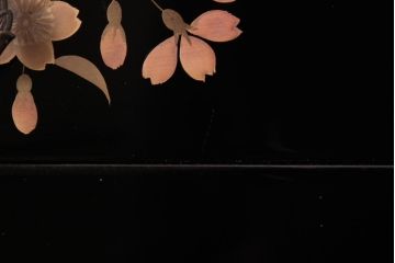 アンティーク家具　漆塗り　三ツ引　桜が侘び寂を感じさせる小引き出し(小物入れ、卓上収納)