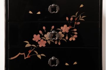 アンティーク家具　漆塗り　三ツ引　桜が侘び寂を感じさせる小引き出し(小物入れ、卓上収納)
