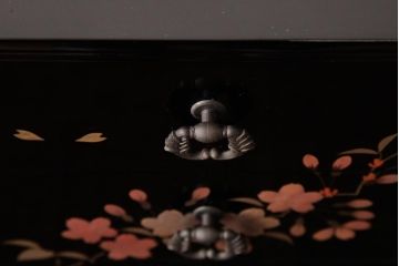 アンティーク家具　漆塗り　三ツ引　桜が侘び寂を感じさせる小引き出し(小物入れ、卓上収納)