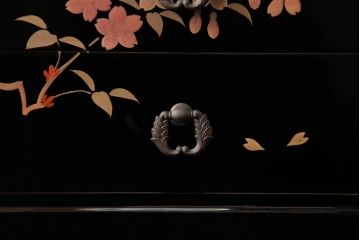アンティーク家具　漆塗り　三ツ引　桜が侘び寂を感じさせる小引き出し(小物入れ、卓上収納)