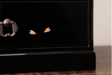 アンティーク家具　漆塗り　三ツ引　桜が侘び寂を感じさせる小引き出し(小物入れ、卓上収納)
