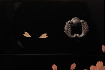 アンティーク家具　漆塗り　三ツ引　桜が侘び寂を感じさせる小引き出し(小物入れ、卓上収納)