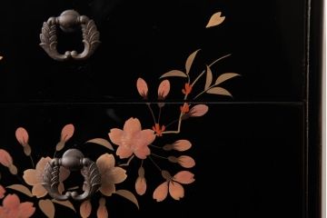 アンティーク家具　漆塗り　三ツ引　桜が侘び寂を感じさせる小引き出し(小物入れ、卓上収納)