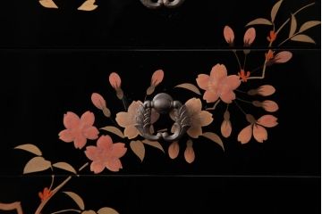 アンティーク家具　漆塗り　三ツ引　桜が侘び寂を感じさせる小引き出し(小物入れ、卓上収納)