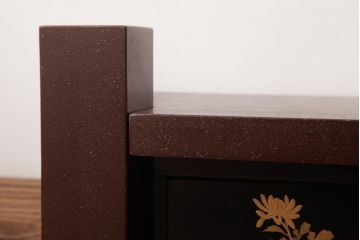 中古　宗峰作　乾漆　石目塗り　牡丹と菊の蒔絵が気品溢れる置き床(置床、ローボード)(定価約26万円)