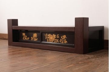 中古　宗峰作　乾漆　石目塗り　牡丹と菊の蒔絵が気品溢れる置き床(置床、ローボード)(定価約26万円)
