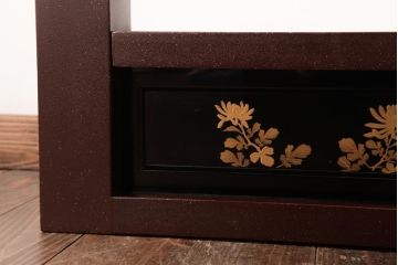 中古　宗峰作　乾漆　石目塗り　牡丹と菊の蒔絵が気品溢れる置き床(置床、ローボード)(定価約26万円)