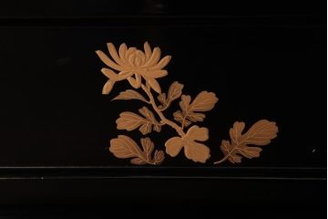中古　宗峰作　乾漆　石目塗り　牡丹と菊の蒔絵が気品溢れる置き床(置床、ローボード)(定価約26万円)