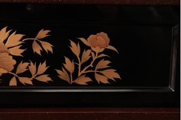 中古　宗峰作　乾漆　石目塗り　牡丹と菊の蒔絵が気品溢れる置き床(置床、ローボード)(定価約26万円)