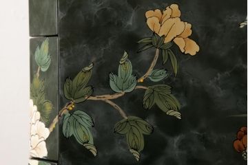中古　中国家具　花鳥図　芸術的な意匠の縦長チェスト(引き出し、タンス)