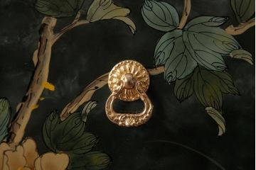 中古　中国家具　花鳥図　芸術的な意匠の縦長チェスト(引き出し、タンス)