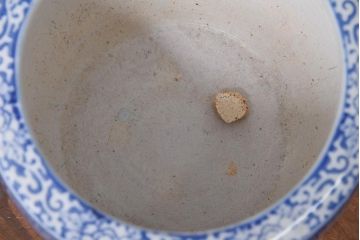 アンティーク雑貨　古民具　竹・花の図　浮き出た竹の意匠が目を引く瀬戸火鉢(手あぶり)