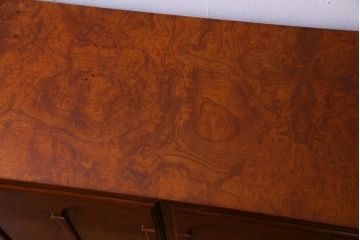 アンティーク家具　高級品!　三方総ケヤキ玉杢材突板仕上げ　重厚で上品なサイドボード(カウンターキャビネット)