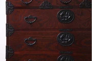アンティーク家具　当店リメイク　岩谷堂箪笥　重厚で品の良い金具の脚付き整理箪笥(戸棚、チェスト、引き出し、和タンス)