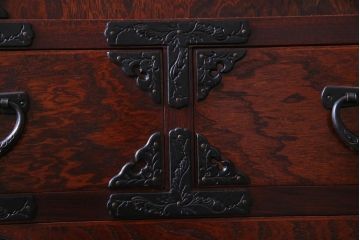 アンティーク家具　当店リメイク　岩谷堂箪笥　重厚で品の良い金具の脚付き整理箪笥(戸棚、チェスト、引き出し、和タンス)