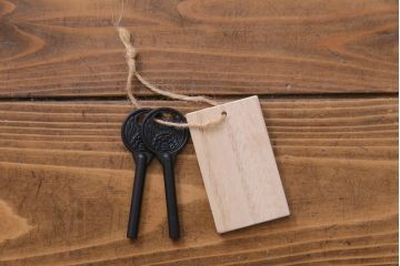 アンティーク家具　当店リメイク　岩谷堂箪笥　重厚で品の良い金具の脚付き整理箪笥(戸棚、チェスト、引き出し、和タンス)