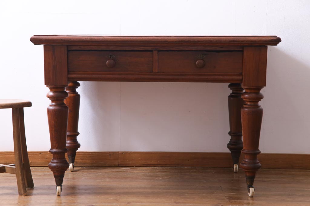 アンティーク家具　フランスアンティーク　パイン材　使い込まれた風格の漂うキャスター付きテーブル(デスク、在宅ワーク、在宅用カフェテーブル)