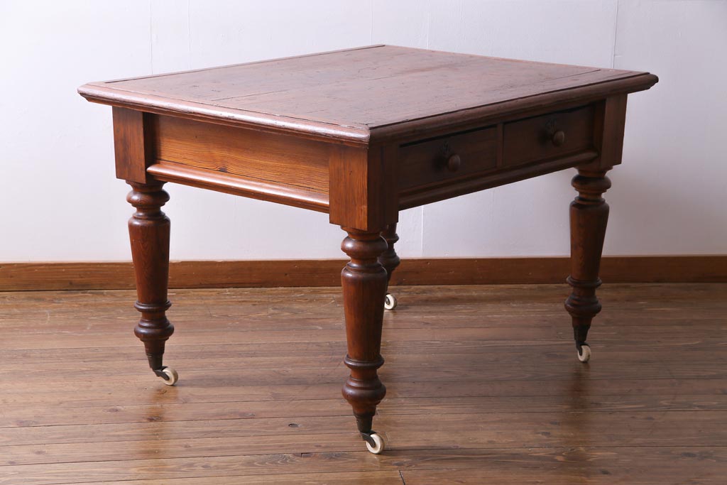 アンティーク家具　フランスアンティーク　パイン材　使い込まれた風格の漂うキャスター付きテーブル(デスク、在宅ワーク、在宅用カフェテーブル)