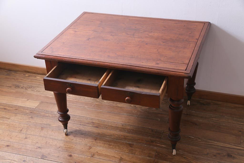 アンティーク家具　フランスアンティーク　パイン材　使い込まれた風格の漂うキャスター付きテーブル(デスク、在宅ワーク、在宅用カフェテーブル)