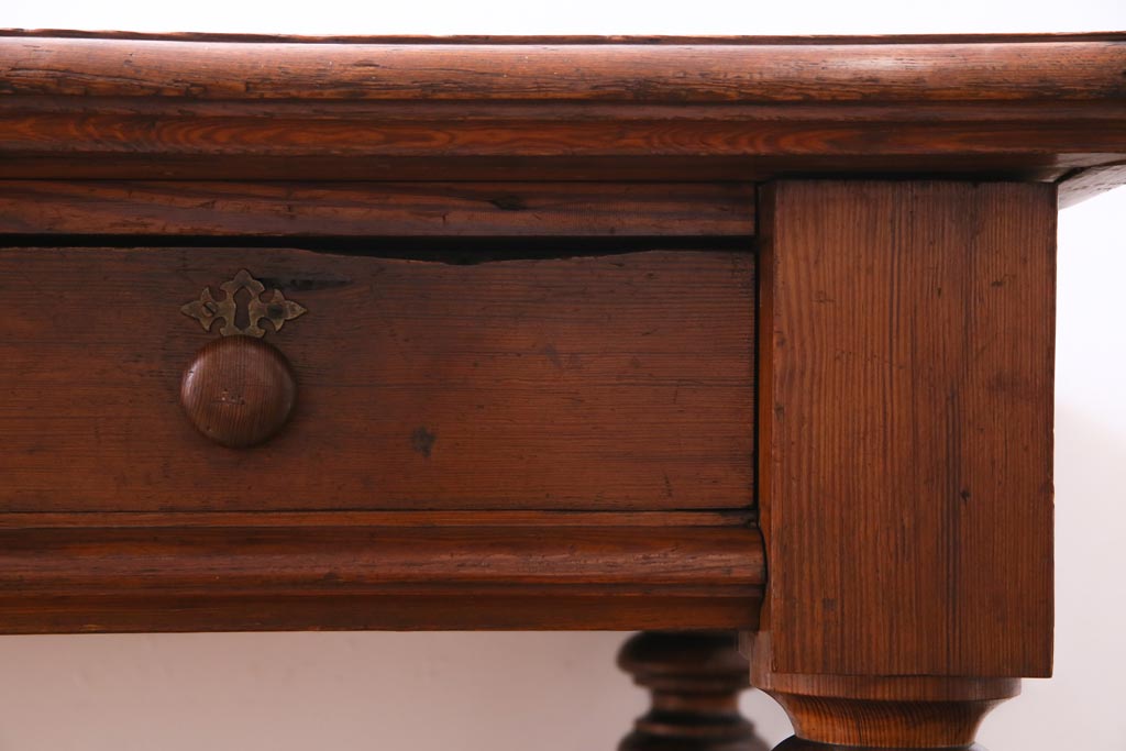 アンティーク家具　フランスアンティーク　パイン材　使い込まれた風格の漂うキャスター付きテーブル(デスク、在宅ワーク、在宅用カフェテーブル)