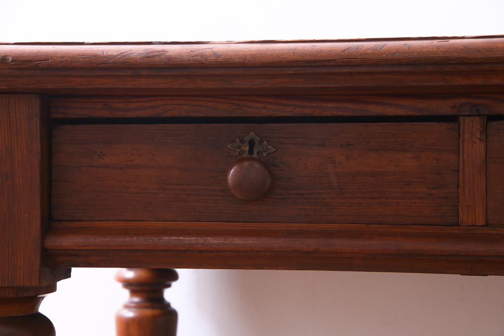 アンティーク家具　フランスアンティーク　パイン材　使い込まれた風格の漂うキャスター付きテーブル(デスク、在宅ワーク、在宅用カフェテーブル)