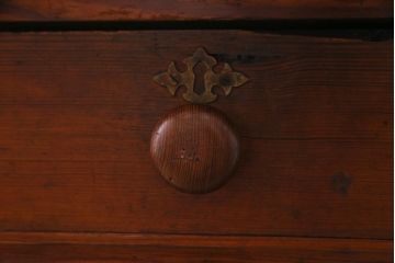 アンティーク家具　フランスアンティーク　パイン材　使い込まれた風格の漂うキャスター付きテーブル(デスク、在宅ワーク、在宅用カフェテーブル)