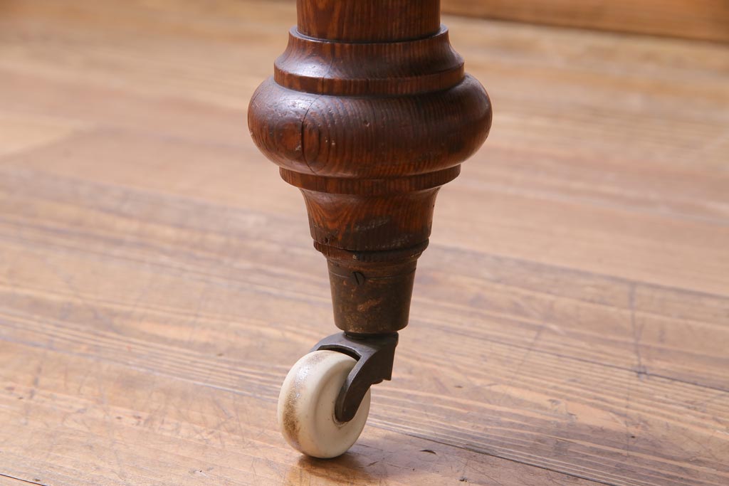 アンティーク家具　フランスアンティーク　パイン材　使い込まれた風格の漂うキャスター付きテーブル(デスク、在宅ワーク、在宅用カフェテーブル)