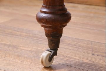 アンティーク家具　フランスアンティーク　パイン材　使い込まれた風格の漂うキャスター付きテーブル(デスク、在宅ワーク、在宅用カフェテーブル)