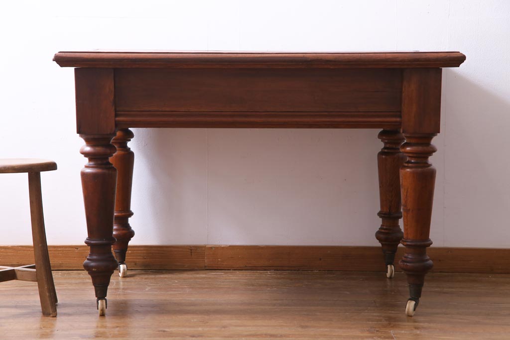 アンティーク家具　フランスアンティーク　パイン材　使い込まれた風格の漂うキャスター付きテーブル(デスク、在宅ワーク、在宅用カフェテーブル)