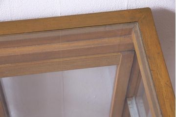 レトロ家具　昭和レトロ　脚付き　シンプルで素朴な小振りサイズの縦型ガラスケース(ショーケース)
