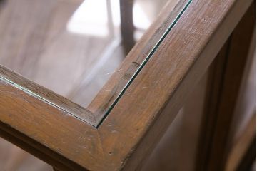 レトロ家具　昭和レトロ　脚付き　シンプルで素朴な小振りサイズの縦型ガラスケース(ショーケース)
