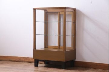 レトロ家具　昭和レトロ　脚付き　シンプルで素朴な小振りサイズの縦型ガラスケース(ショーケース)