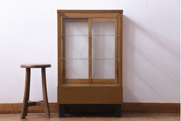 レトロ家具　昭和レトロ　脚付き　シンプルで素朴な小振りサイズの縦型ガラスケース(ショーケース)