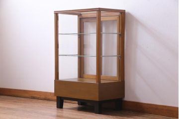 レトロ家具　昭和レトロ　脚付き　シンプルで素朴な小振りサイズの縦型ガラスケース(ショーケース)