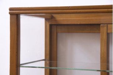 レトロ家具　昭和レトロ　脚付き　シンプルで素朴な小振りサイズの縦型ガラスケース(ショーケース)