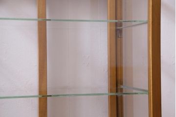 レトロ家具　昭和レトロ　脚付き　シンプルで素朴な小振りサイズの縦型ガラスケース(ショーケース)