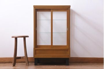 レトロ家具　昭和レトロ　脚付き　シンプルで素朴な小振りサイズの縦型ガラスケース(ショーケース)