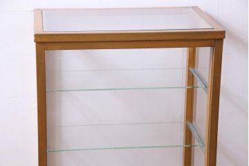 レトロ家具　昭和レトロ　脚付き　シンプルで素朴な小振りサイズの縦型ガラスケース(ショーケース)