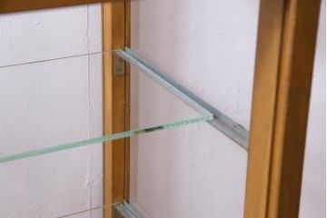 レトロ家具　昭和レトロ　脚付き　シンプルで素朴な小振りサイズの縦型ガラスケース(ショーケース)