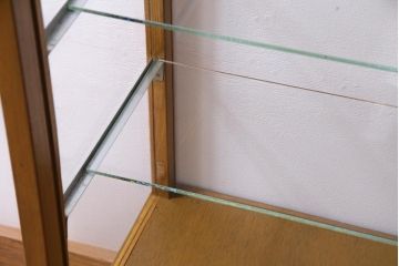 レトロ家具　昭和レトロ　脚付き　シンプルで素朴な小振りサイズの縦型ガラスケース(ショーケース)