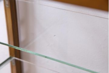 レトロ家具　昭和レトロ　脚付き　シンプルで素朴な小振りサイズの縦型ガラスケース(ショーケース)