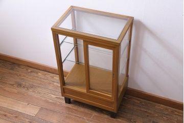 レトロ家具　昭和レトロ　脚付き　シンプルで素朴な小振りサイズの縦型ガラスケース(ショーケース)