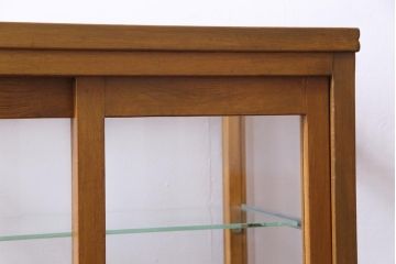 レトロ家具　昭和レトロ　脚付き　シンプルで素朴な小振りサイズの縦型ガラスケース(ショーケース)