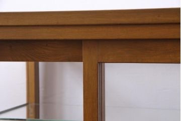 レトロ家具　昭和レトロ　脚付き　シンプルで素朴な小振りサイズの縦型ガラスケース(ショーケース)
